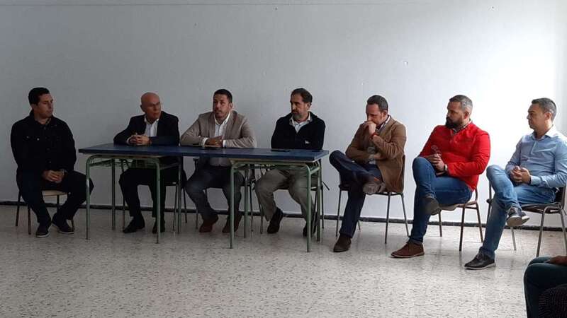 El alcalde Héctor Suárez, junto al Diputado del Común y su adjunto (Foto TA)